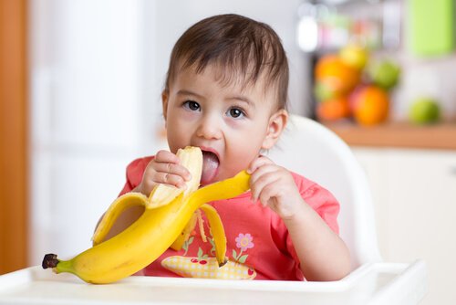 Baby eet banaan