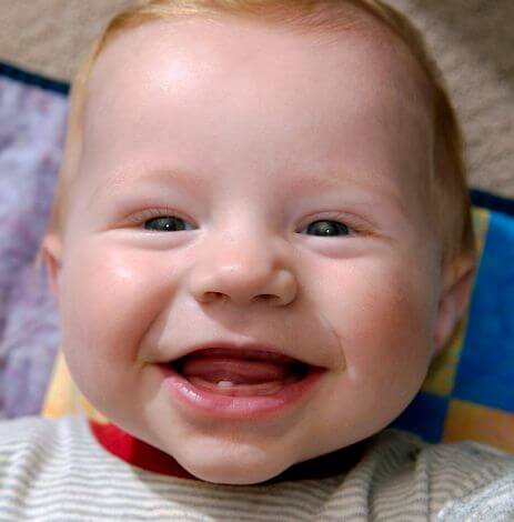 6 tekenen dat je baby’s eerste tandje doorkomt