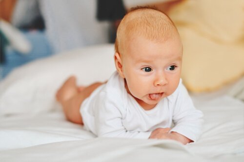 Baby op de buik opgericht