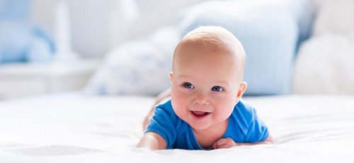Baby lachend op de buik