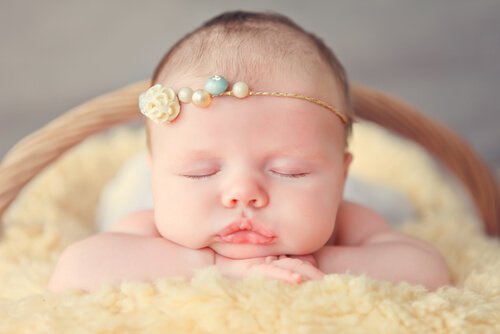 Slapende baby met kralen hoofdband