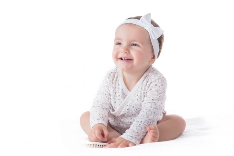 Wees voorzichtig met hoofdbanden en linten bij je baby