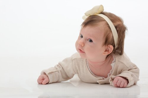 Baby met strik en lint
