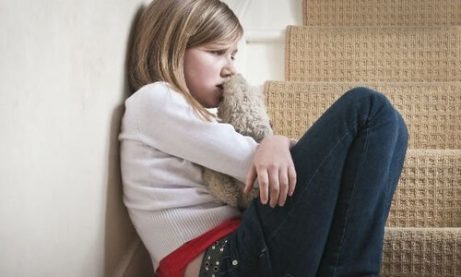 Meisje dat huilt op de trap