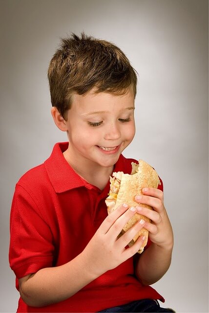 Kind eet broodje