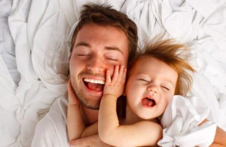 Vader en dochter in bed