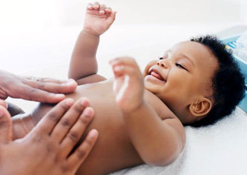 Buikje kietelen bij baby