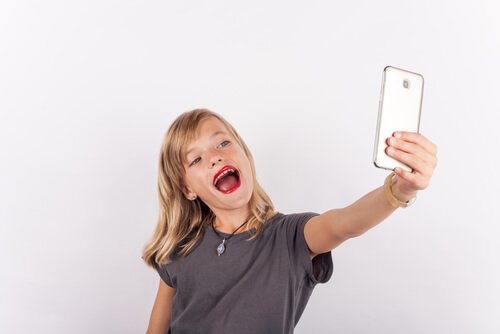 Kind maakt selfie