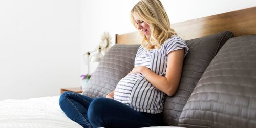 Zwangere vrouw voelt de hik van haar baby
