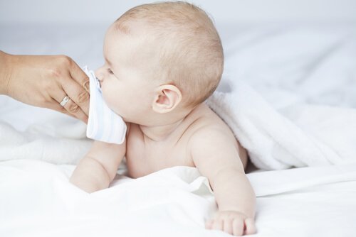 Het neusje van je baby schoonmaken