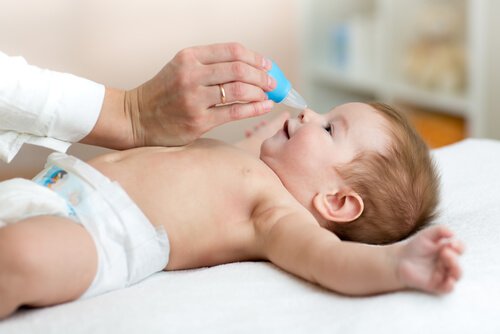 Hoe kun je het neusje van een baby ontstoppen?