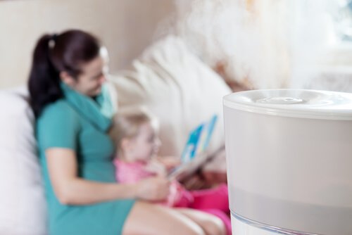 Moeder leest dochter voor