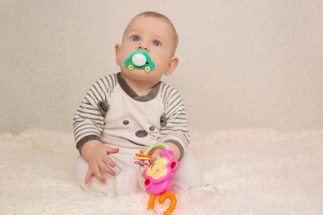 Baby met rammelaar