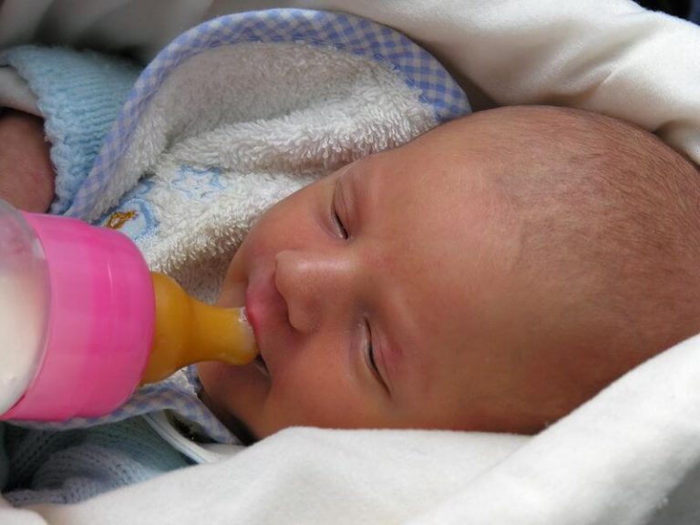 Baby krijgt de fles