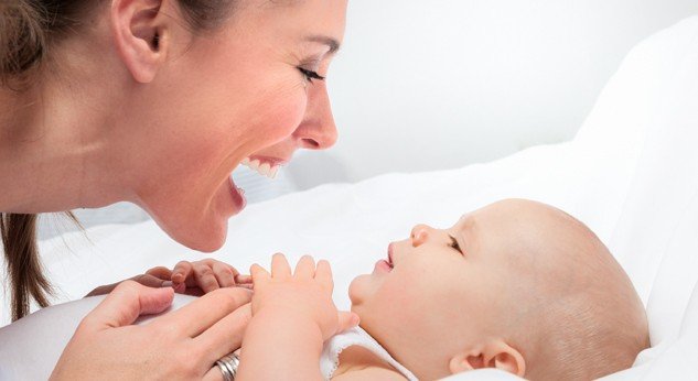 De kunst van het kietelen en kussen van je baby's buikje
