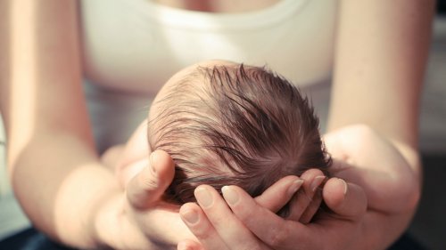 Opmerkelijke feiten over pasgeboren baby's: haarkleur