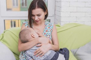 De voor- en nadelen van moedermelk