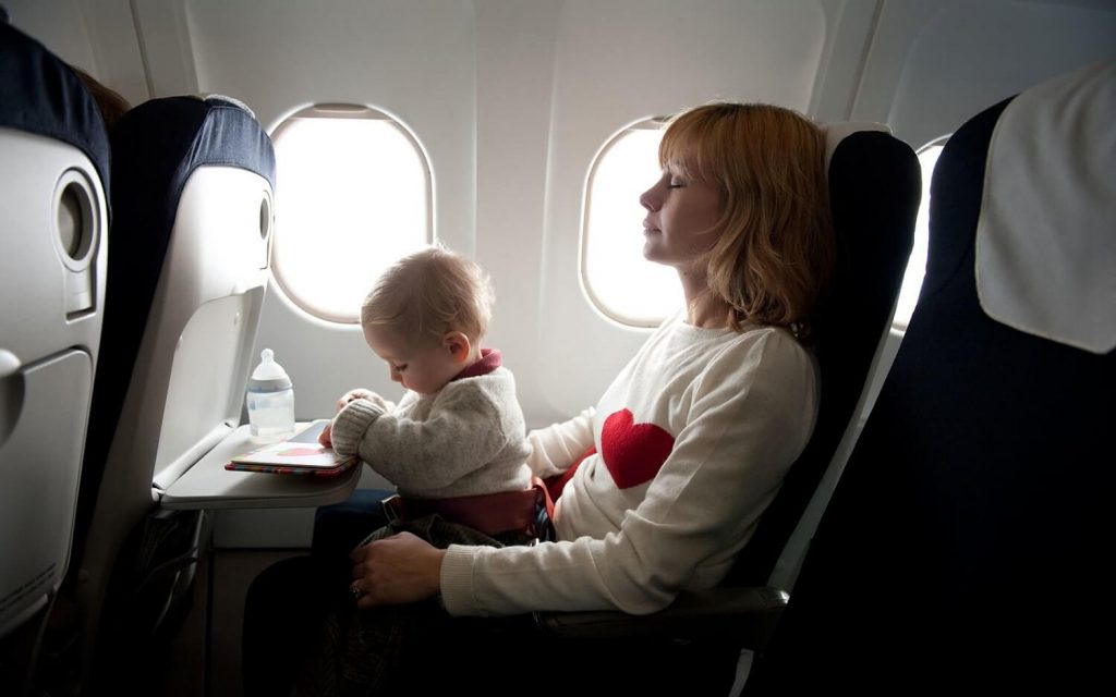 Hoe zorg je voor een pasgeborene tijdens het reizen