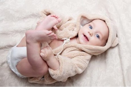 Baby in de tweede maand van zijn leven