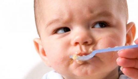 Mijn baby weigert te eten: wat moet ik doen?