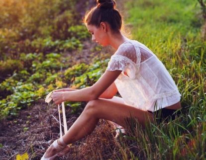 Meisje in het gras aan het nadenken