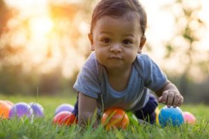 De fase van het kruipen van baby's