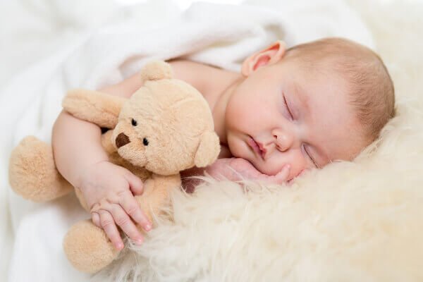 Mythologische jongensnamen: baby met knuffel