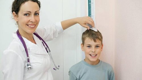 Jongen wordt opgemeten