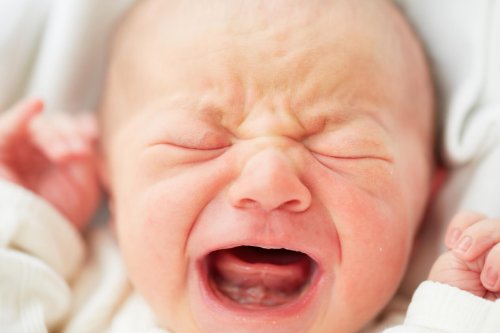 Baby huilt met gesloten ogen en open mond