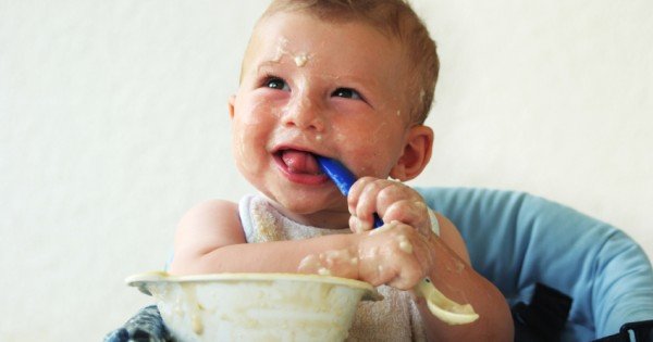 Baby zit onder het voedsel