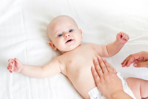 Constipatie bij baby's oplossen door middel van massage