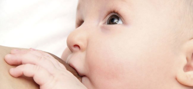 Baby krijgt de borst