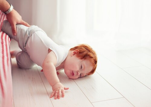 Baby valt van bed