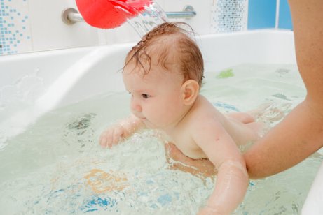 Baby krijgt schoon water over zijn hoofd