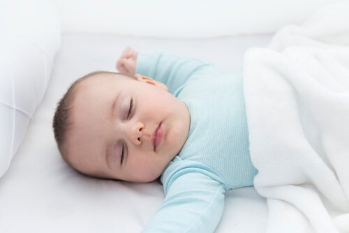 De nekreflex: slapende baby 