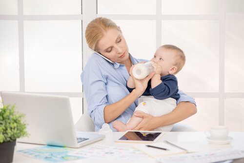 De werkdag van een moeder: al werkend de baby voeden