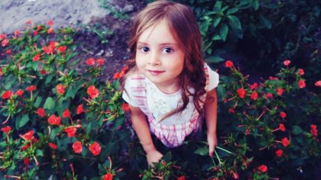 Unieke meisjesnamen: meisje in tuin