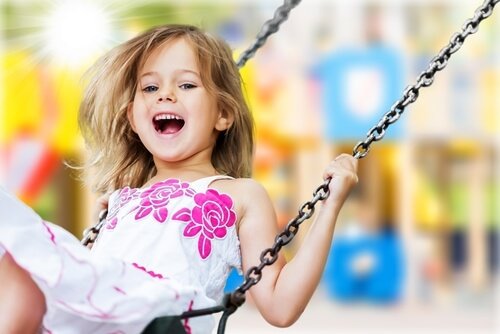 Unieke meisjesnamen: meisje op schommel