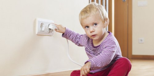 Jongen met stekker in zijn hand