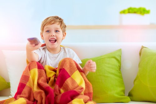 Jongen kijk televisie