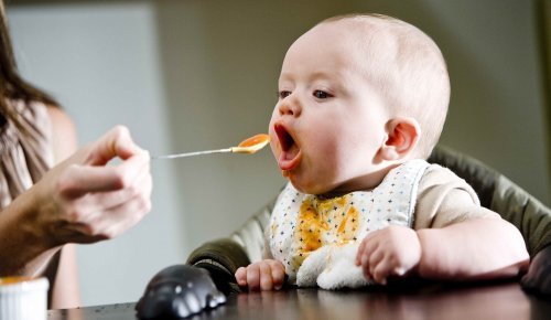 Kind eet zoete aardappel