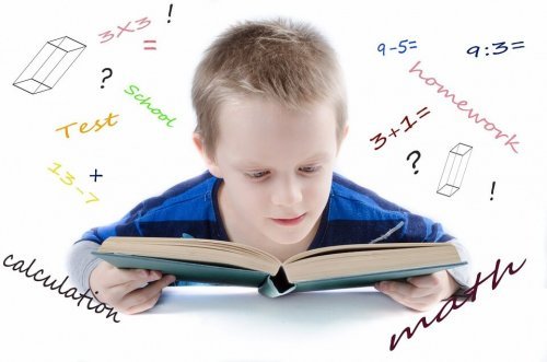 Kind leert uit een boek