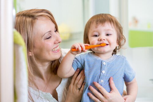 Moeder helpt kind tandenpoetsen