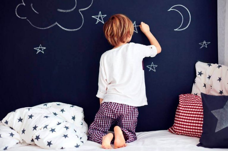Jongen in blauwe slaapkamer