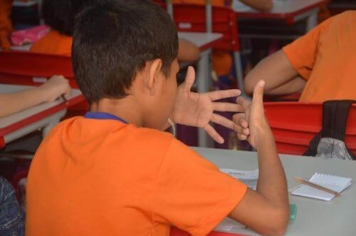 Jongen telt op zijn vingers