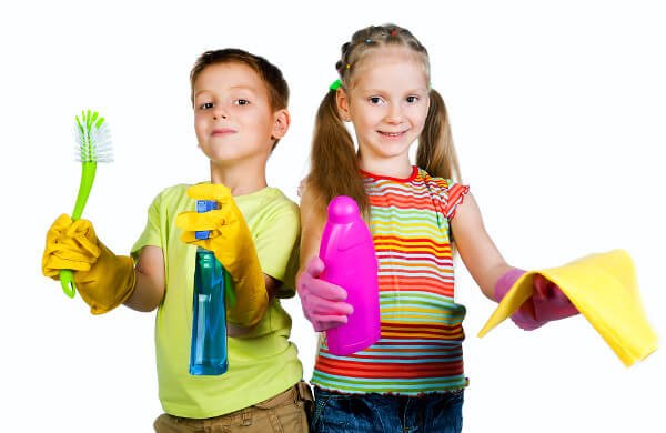 Broer en zus aan de schoonmaak
