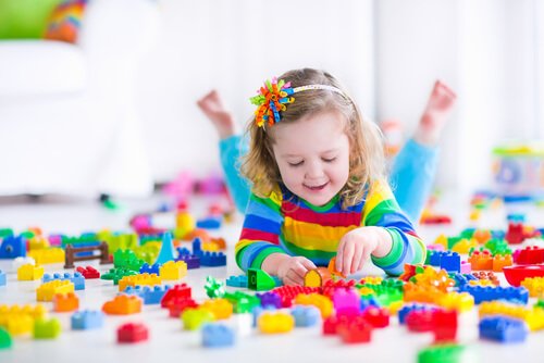 Meisje speelt met duplo