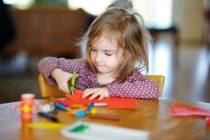 Kinderen leren knippen met een schaar