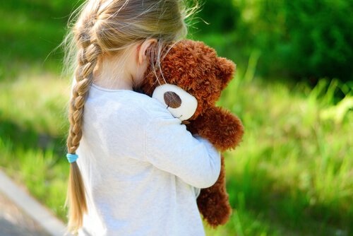 Het knuffelen van een knuffelbeest is ontspannend