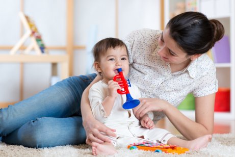 3 manieren om je baby de hele dag te vermaken